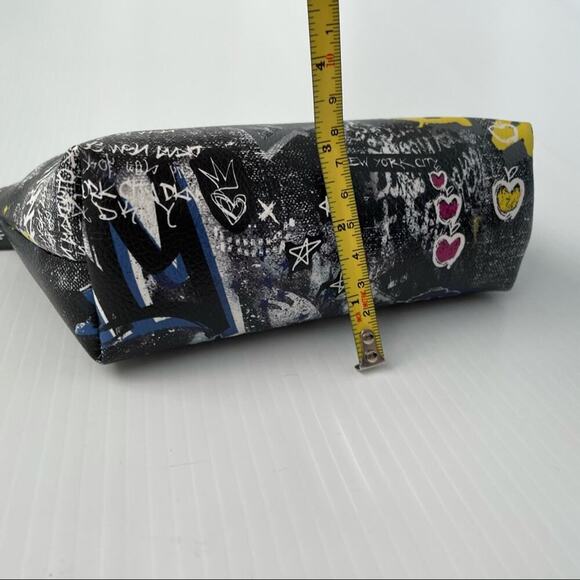 🆕 DKNY graffiti print pouch streetwear style - Picture 7 of 12